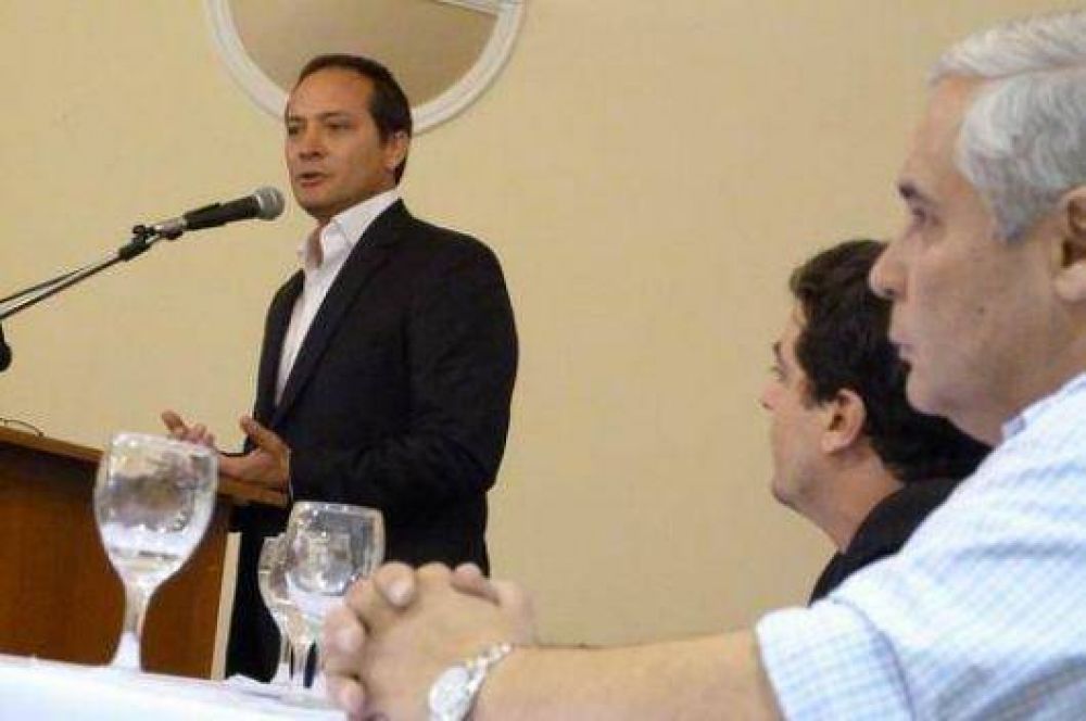 Camau ve "actitudes propias de un adolescente" en el Gobernador