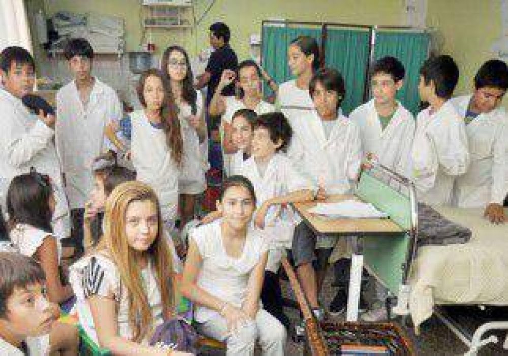 Alumnos llevaron su solidaridad al hospital 