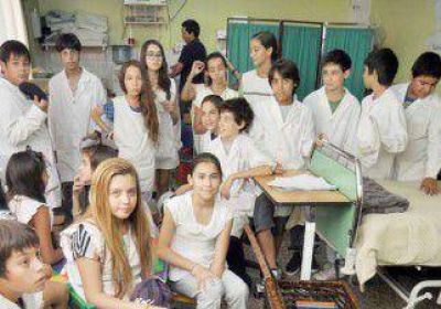 Alumnos llevaron su solidaridad al hospital 