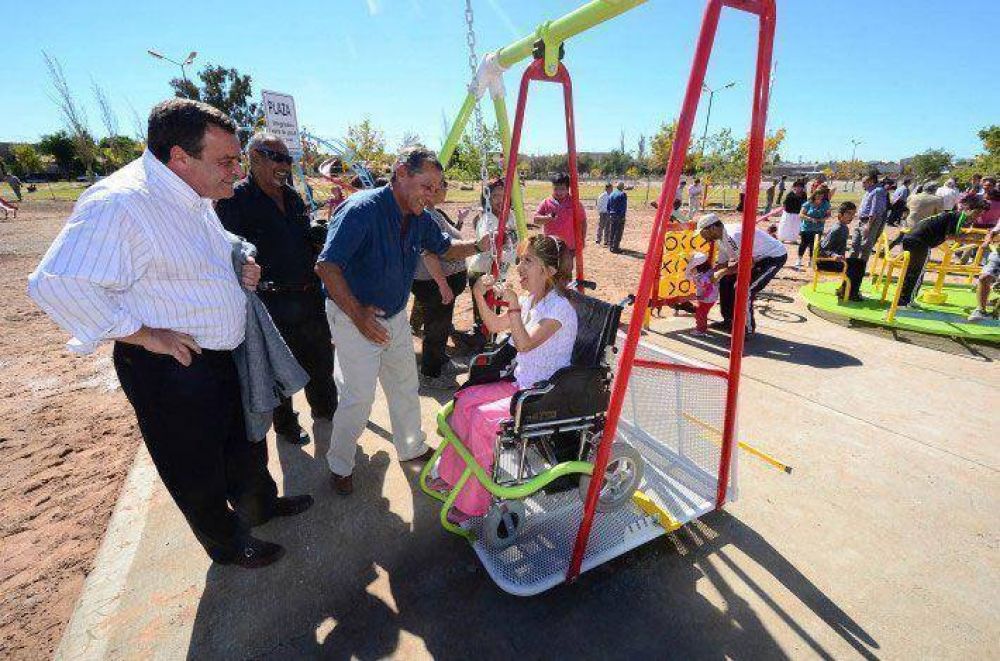 Quiroga inaugur� la primera plaza adaptada de Neuqu�n