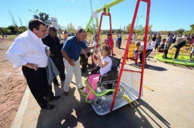 Quiroga inaugur� la primera plaza adaptada de Neuqu�n