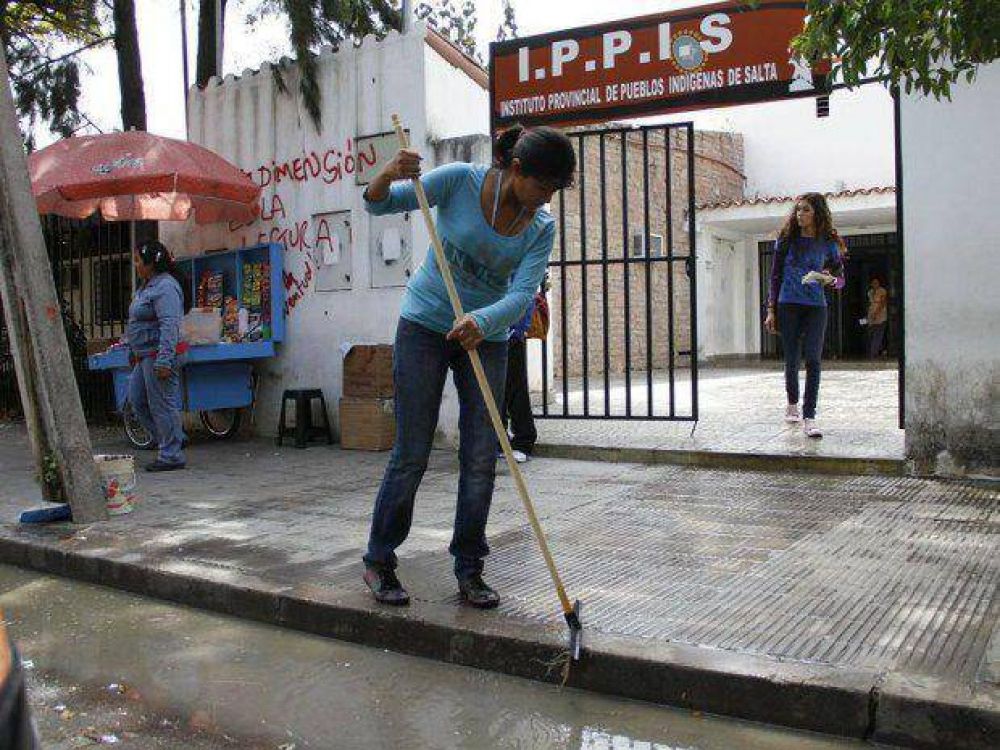 Denuncian que abor�genes hicieron destrozos en el IPPIS
