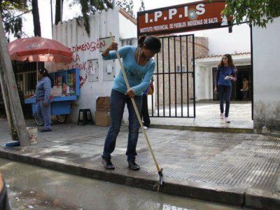 Denuncian que abor�genes hicieron destrozos en el IPPIS