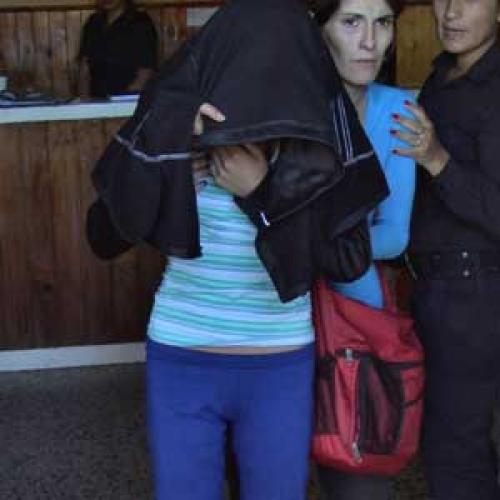 Nena apu�al� a otra para robarle el celular