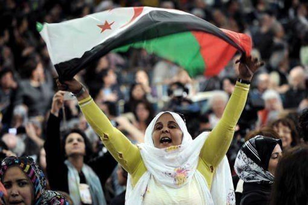 Mujeres favorables al velo isl�mico se manifiestan T�nez
