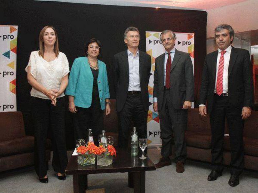 Macri genera m�s divisiones en la UCR y aguarda por De Narv�ez