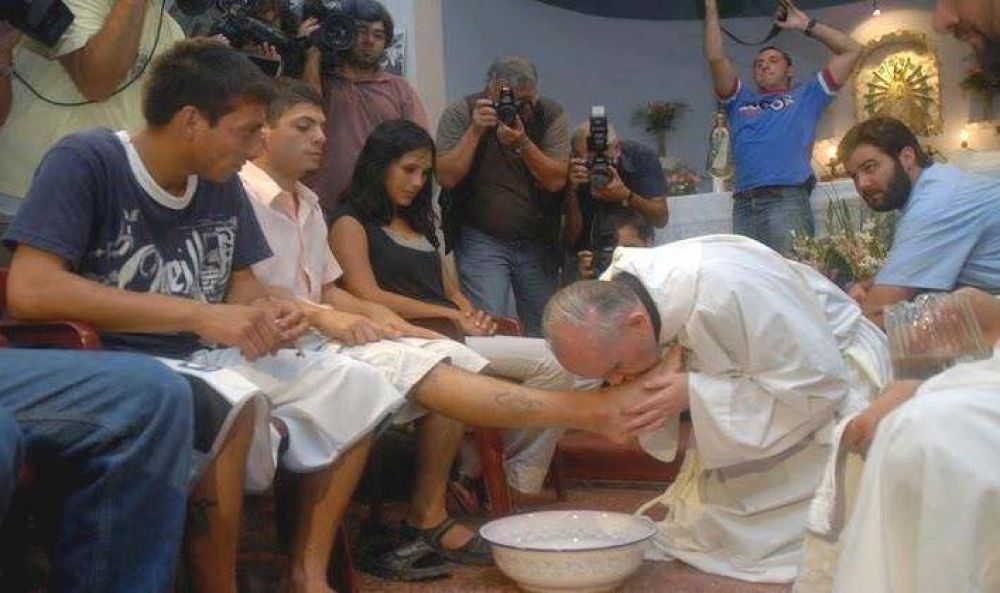 El papa lav� los pies a detenidos en c�rcel romana