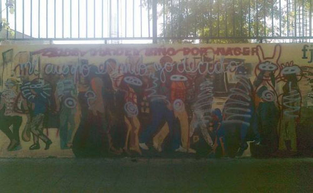 Con pintadas y grafitis destruyen un mural anti aborto