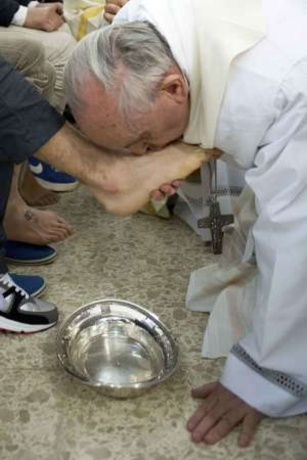 El Papa lav� pies a 12 j�venes reclusos, incluida una musulmana