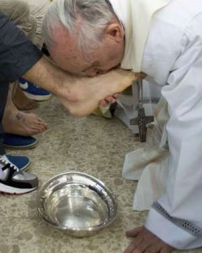 El Papa lav� pies a 12 j�venes reclusos, incluida una musulmana