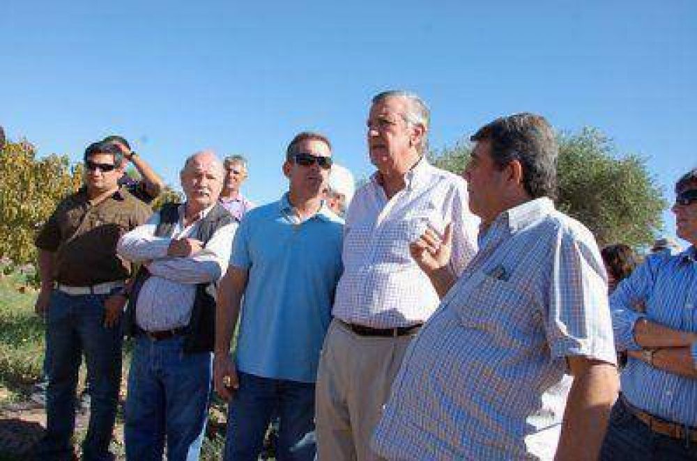  El gobernador Gioja visit� finca con cosecha asistida