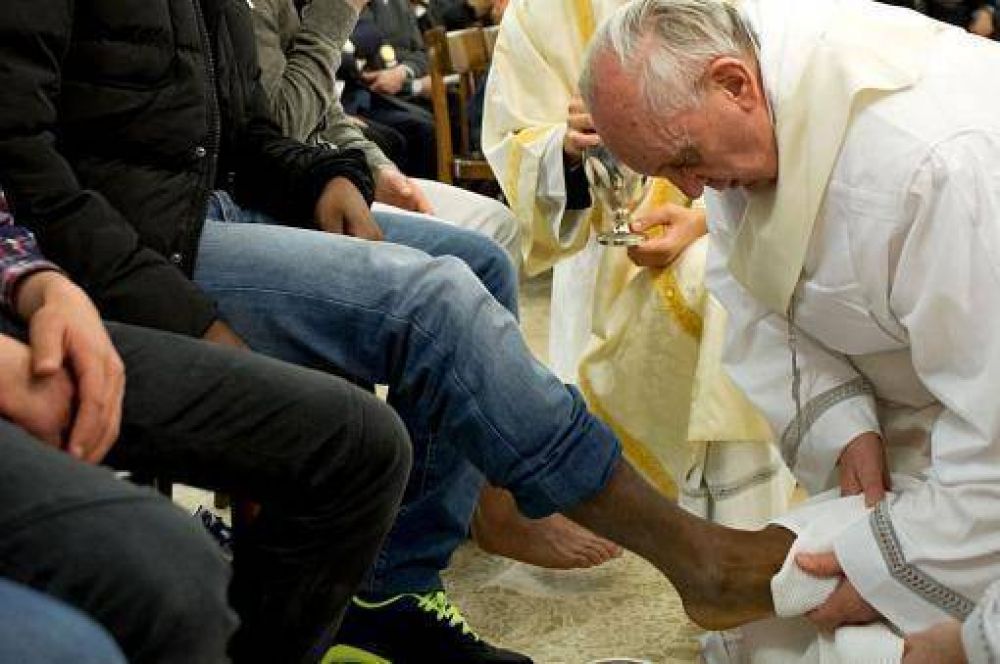 El Papa lava los pies de doce j�venes en una c�rcel de menores