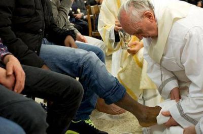 El Papa lava los pies de doce j�venes en una c�rcel de menores