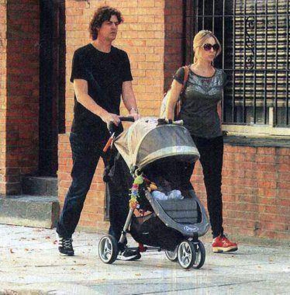 Carla Peterson y Martn Lousteau, de paseo con su hijo Gaspar