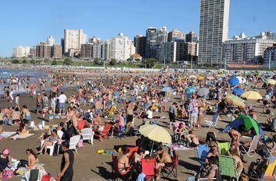 Las "minivacaciones" arrancaron con miles de turistas y a puro sol