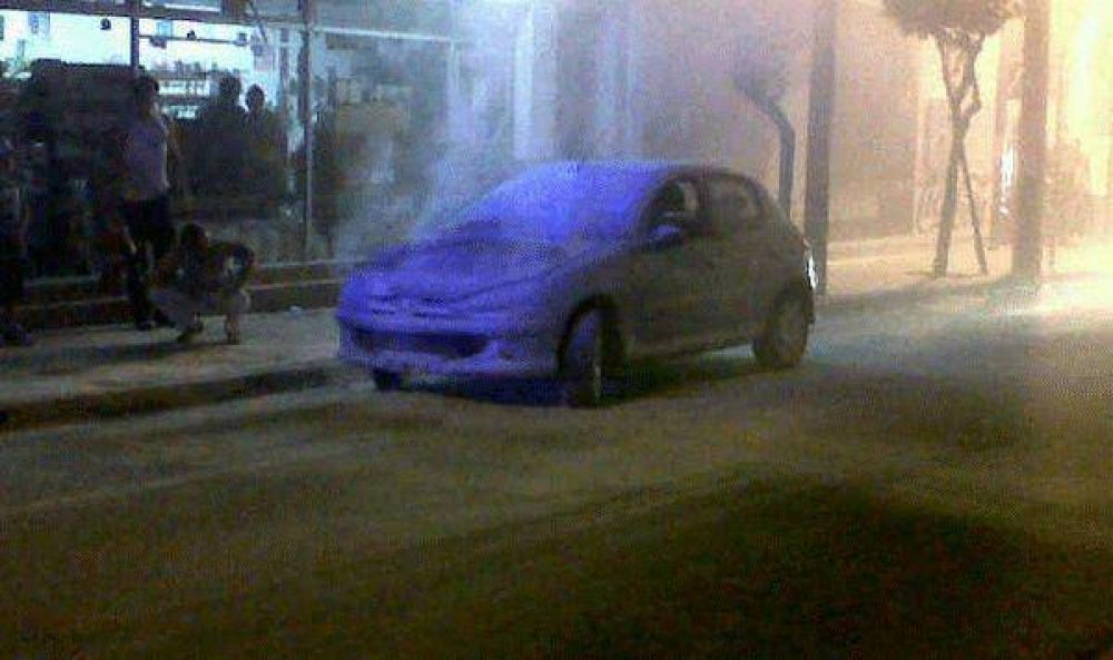 Auto se incendi� sobre calle Urquiza