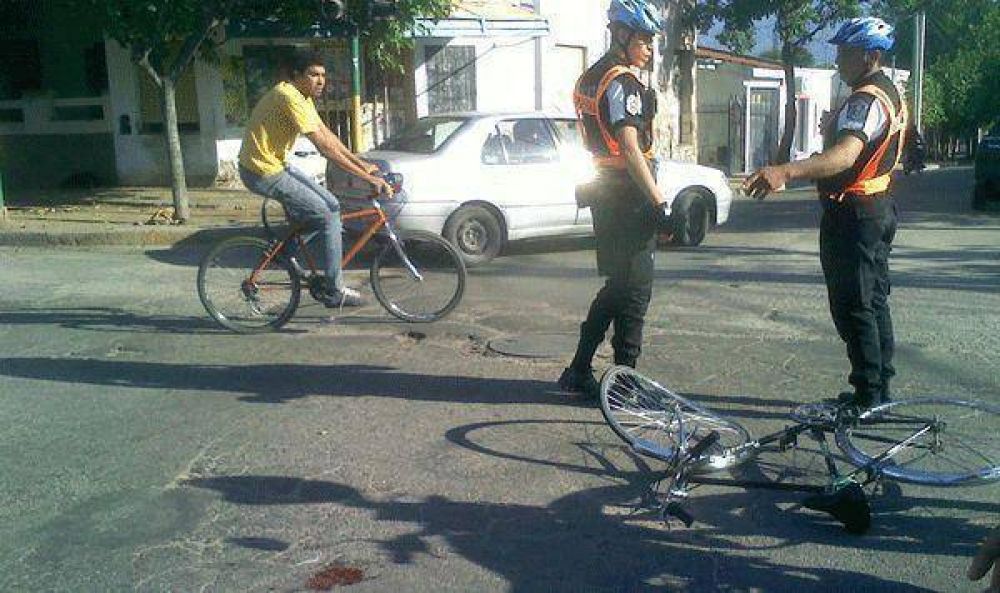 Ciclista herido tras ser embestido por auto