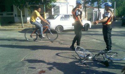 Ciclista herido tras ser embestido por auto