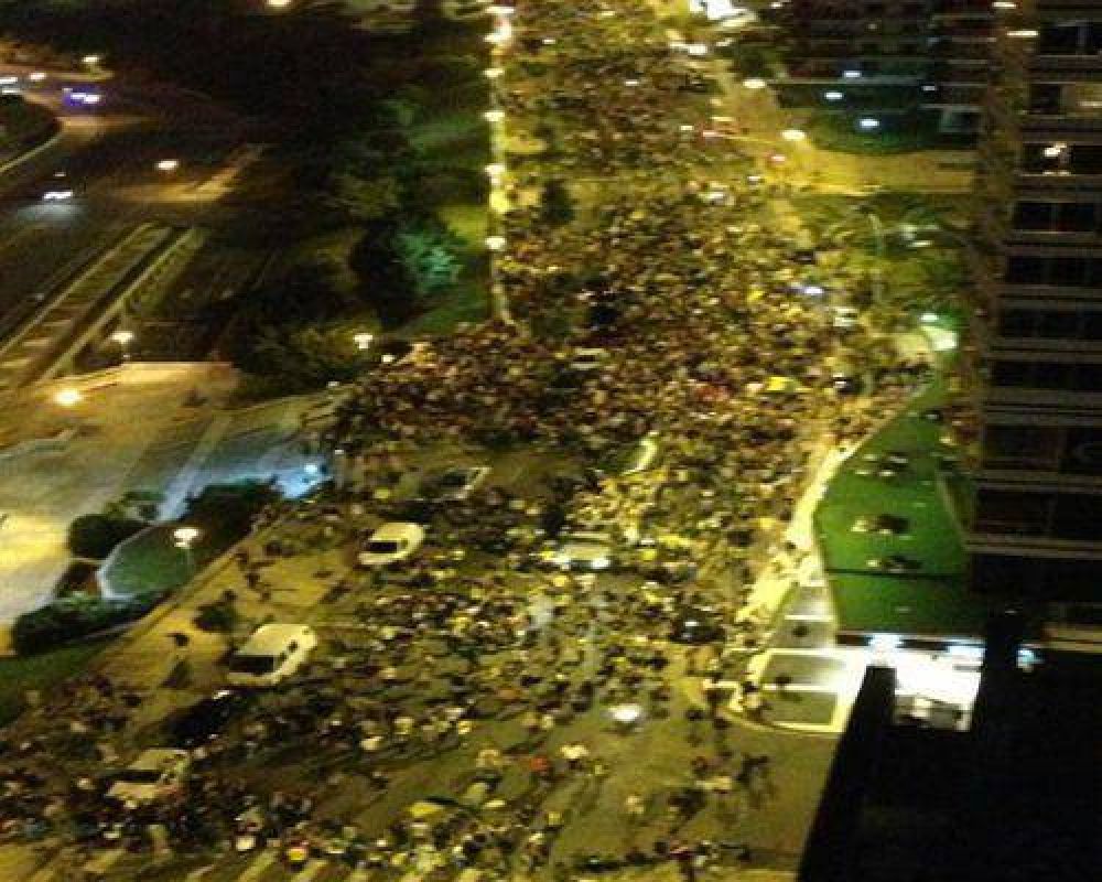 Multitudinaria marcha de hinchas por los 100 a�os de Aldosivi