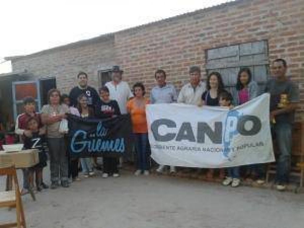Entregaron l�mparas de bajo consumo a vecinos de escasos recursos