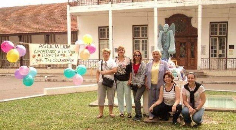 Recolectan pa�ales y ropa para beb�s en el Perrando