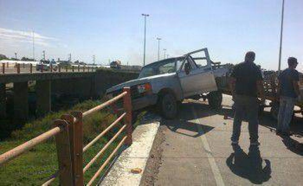 Una camioneta qued� colgada de un puente
