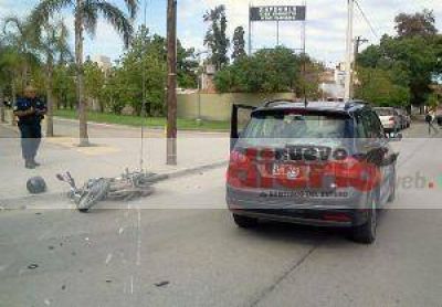 Un colombiano fue hospitalizado al chocar contra una camioneta