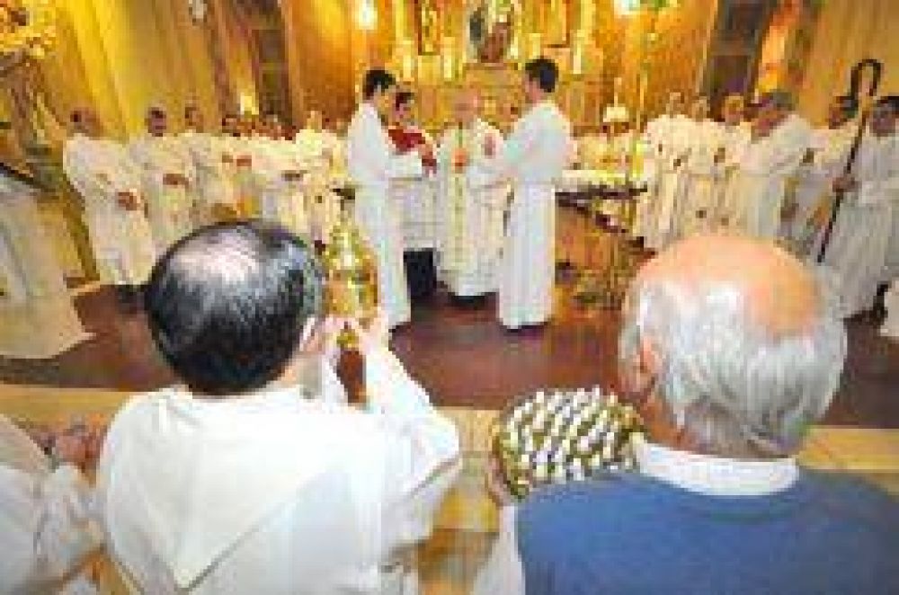 Una multitud presenci� la Santa Misa Crismal en la Catedral