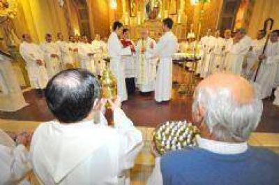 Una multitud presenci� la Santa Misa Crismal en la Catedral