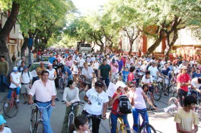 Los santiague�os se suman al tradicional V�a Crucis en bicicleta