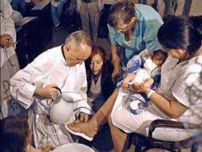 El Papa lav� los pies de 12 j�venes en una c�rcel