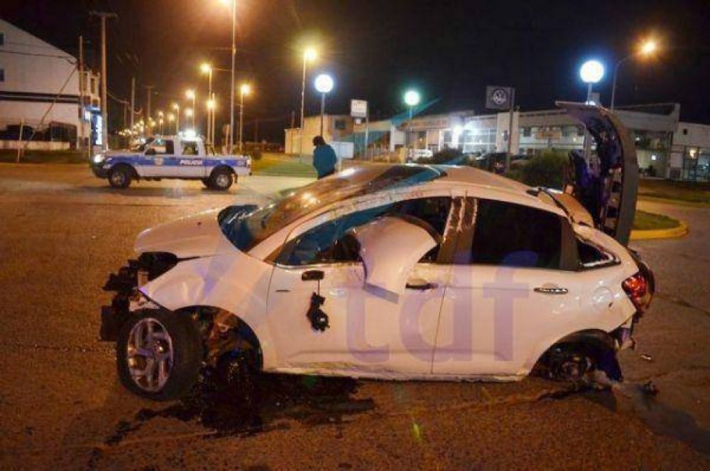 Destruy� su flamante auto en impresionante vuelco