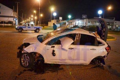Destruy� su flamante auto en impresionante vuelco