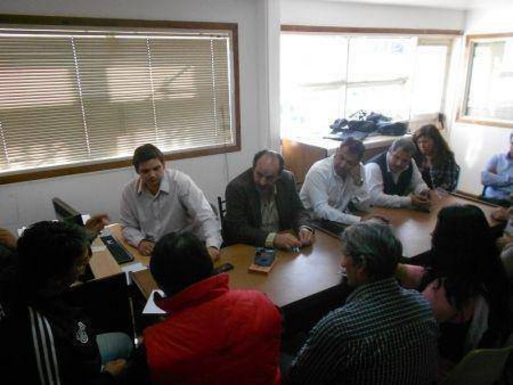 Zanone anunci� la decisi�n de suspender el decreto que otorg� un aumento del 23%