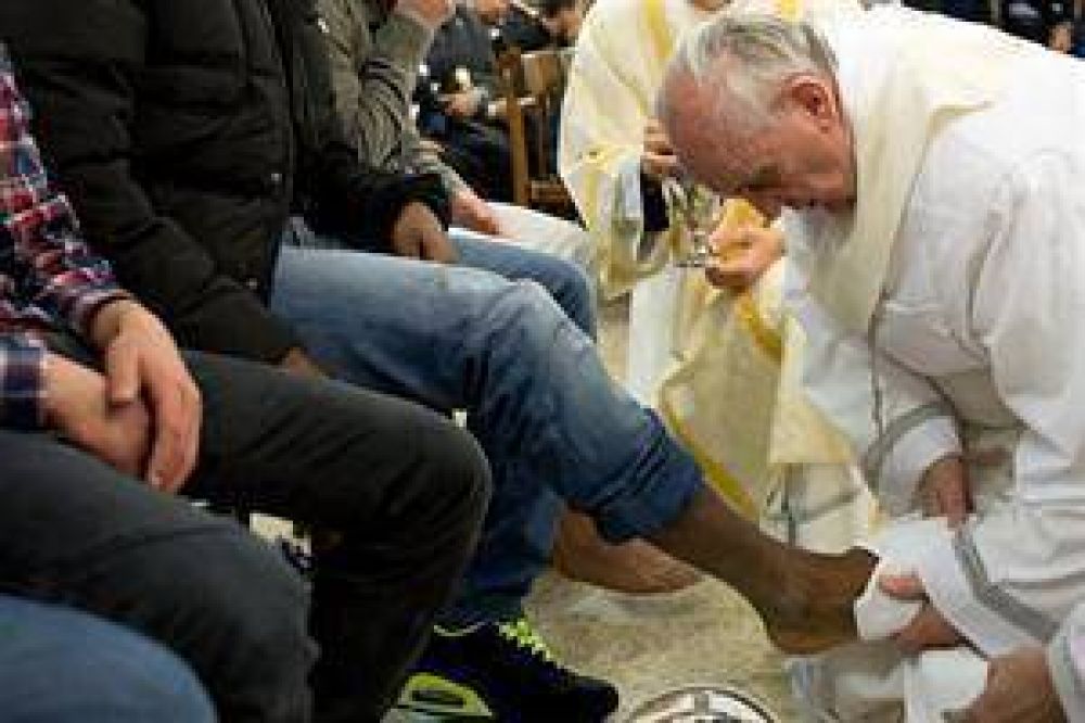 Al lavar los pies de 12 j�venes, el Papa llam� a "estar al servicio de otros"