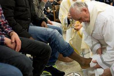 Al lavar los pies de 12 j�venes, el Papa llam� a "estar al servicio de otros"