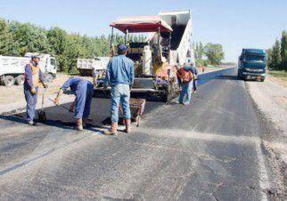 Repavimentan peligroso tramo de la "ruta del petr�leo" 