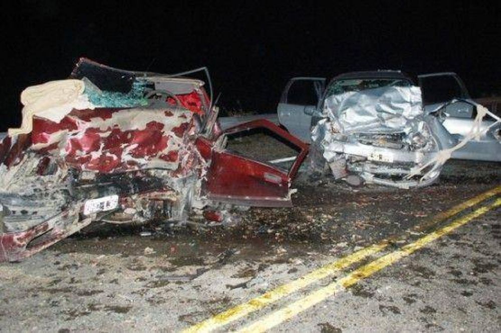 Dos muertos y un herido grave en choque frontal