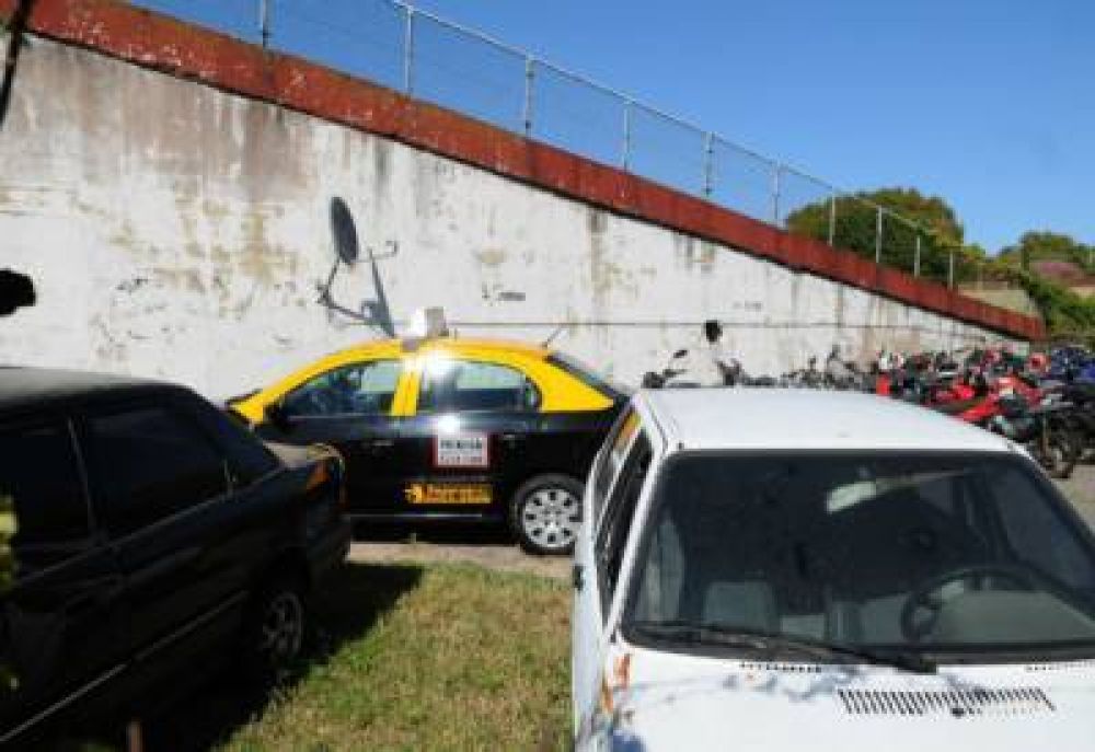 Realizan pericias al taxi con el que atropellaron a los ciclistas