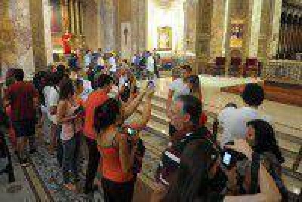 La Catedral recibe a los participantes del Vía Crucis