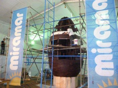 Miramar construye el huevo de Pascua m�s grande del mundo