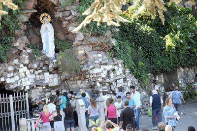 La Gruta de Lourdes, con el doble de fieles que en otros a�os