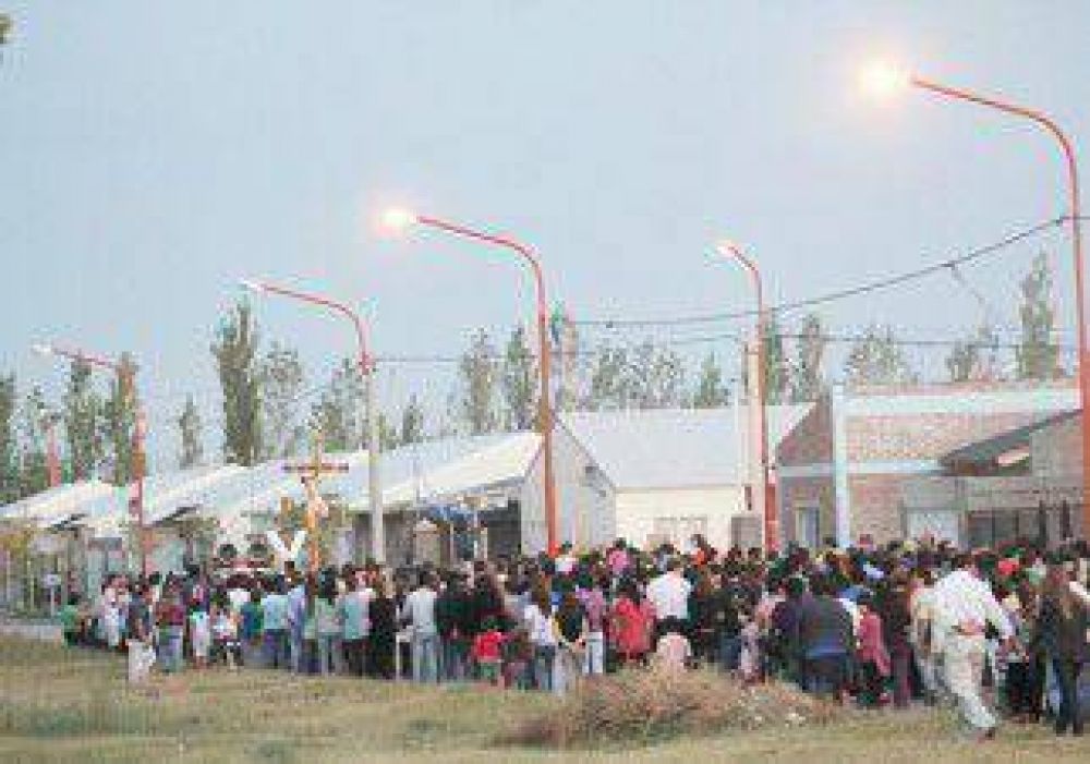 Fieles cat�licos cipole�os renovaron su fe en el tradicional V�a Crucis 