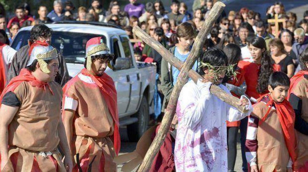 Cientos de fieles participaron de los Via Crucis en Comodoro