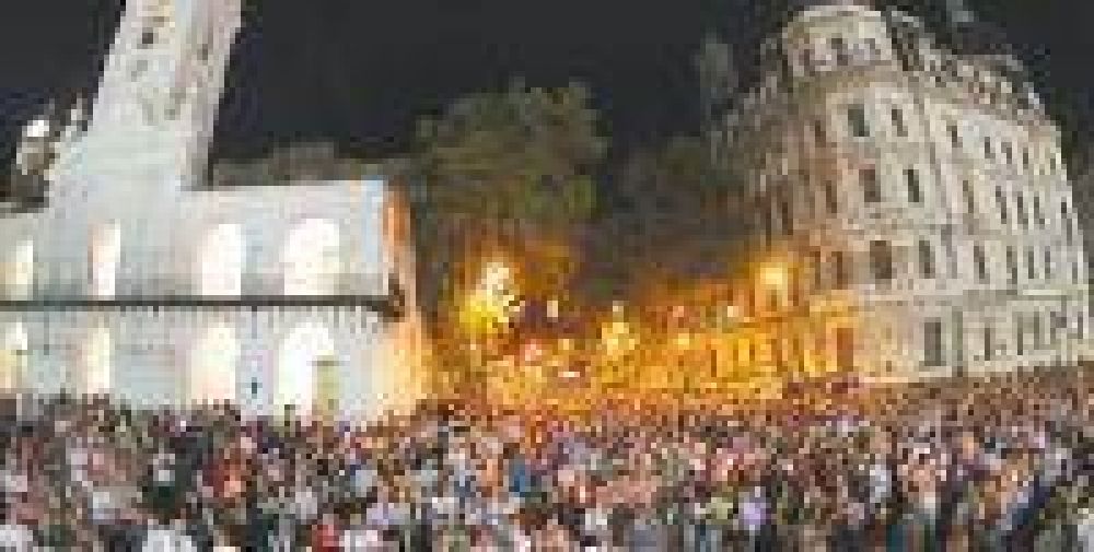 Fortalecido por el Papa argentino, el V�a Crucis convoc� a 35 mil fieles