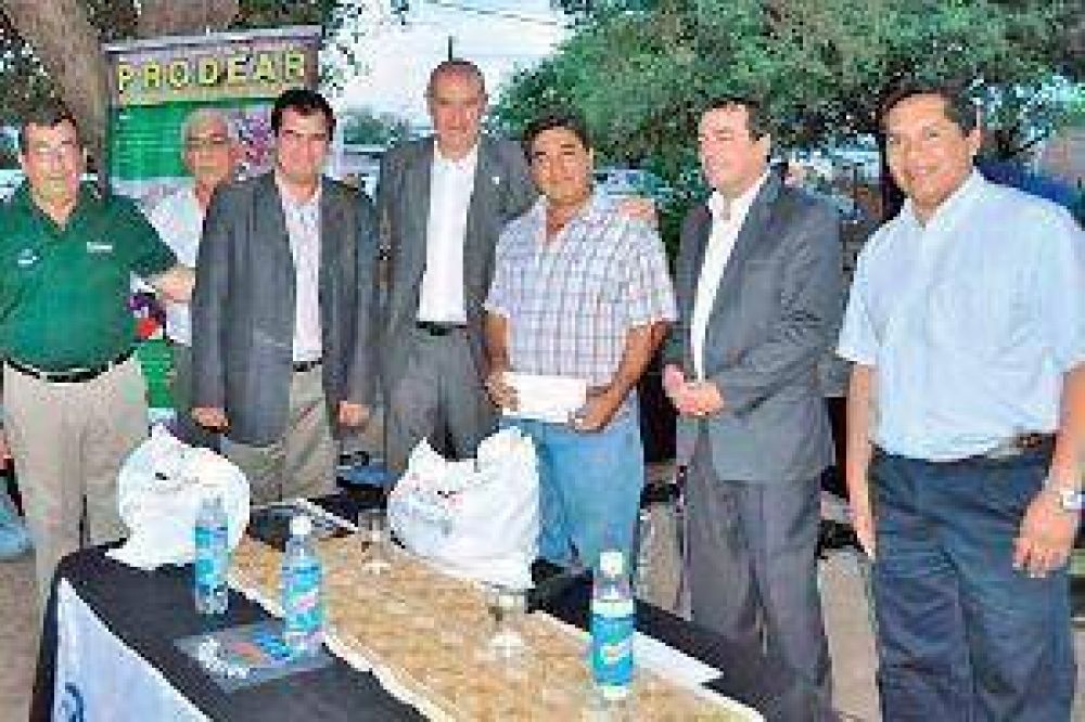 El Gobierno provincial entreg� aportes a artesanos e instituciones de Brea Pozo