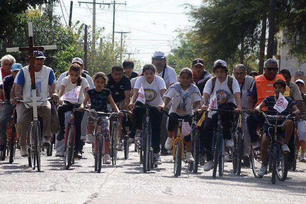 M�s de dos mil personas fueron parte del tradicional V�a Crucis en bicicleta