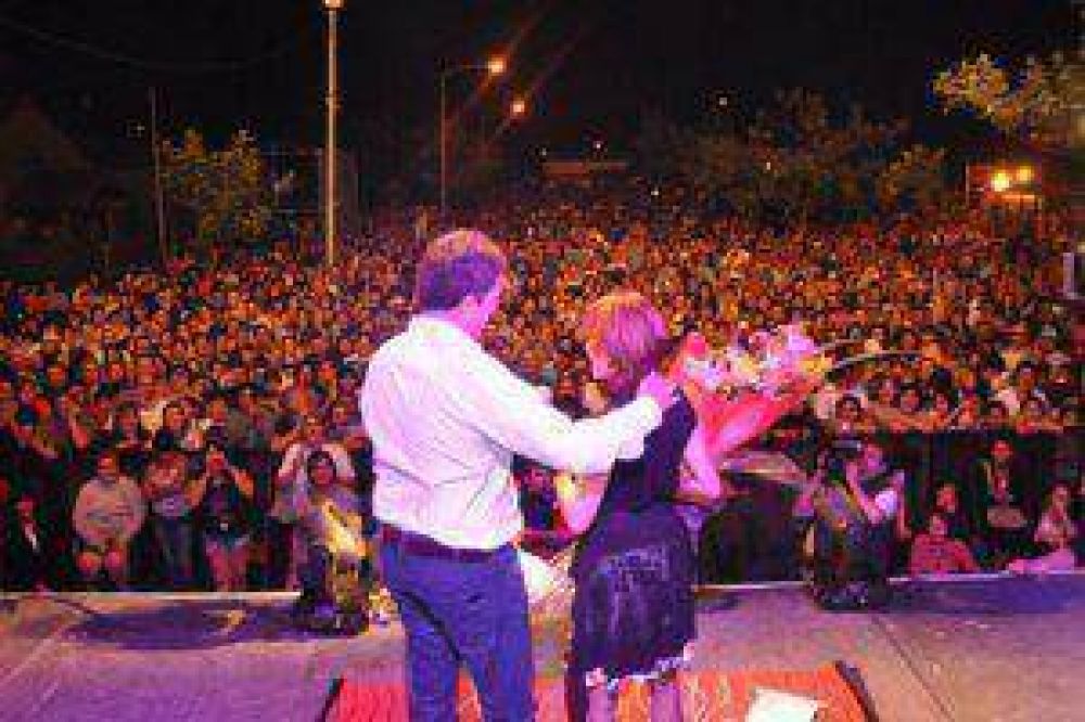 Marcela Morelo festej� junto a los vecinos el 52 Aniversario de Ricardo Rojas  