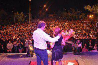 Marcela Morelo festej� junto a los vecinos el 52 Aniversario de Ricardo Rojas  
