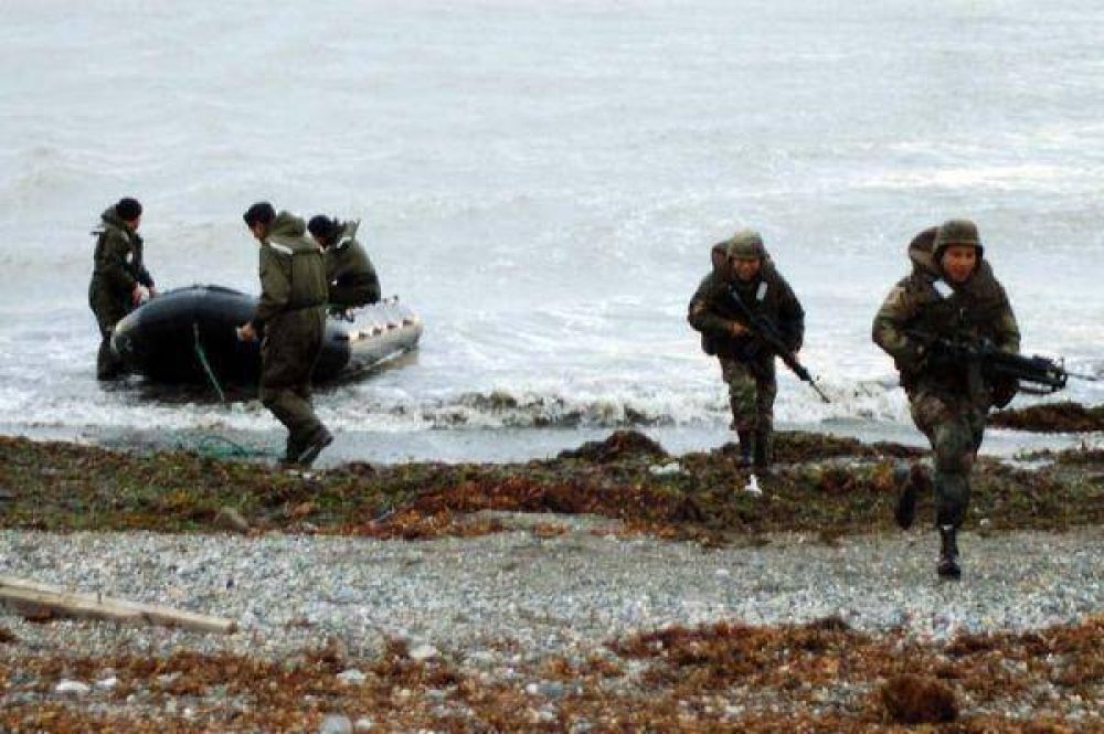 Infantes de marina realizaron un simulacro de desembarco